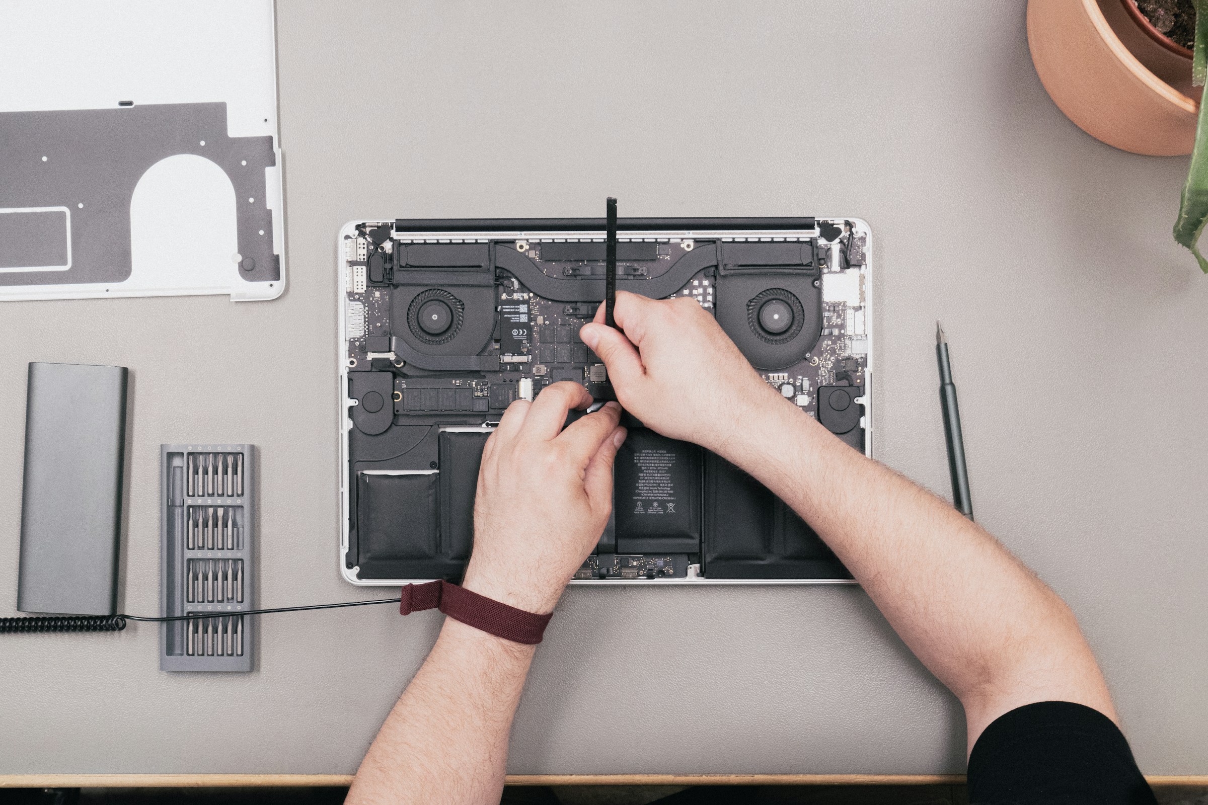 MacBook screen repair in Lahore